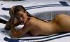 Miranda Kerr ležící nahá na lehátku
