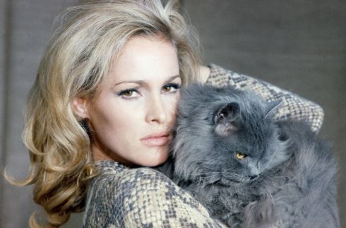Ursula Andress s modrou kočkou