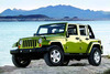 Jeep Wrangler zelené barvy stojící na pobřeží