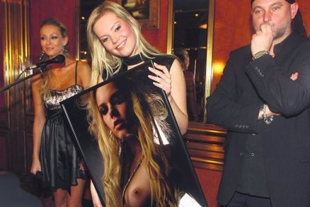 Markéta Poulíčková s plakátem v ruce, na kterém ukazuje obnažené prso