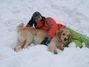 Kamila Nývltová leží na sněhu se psem