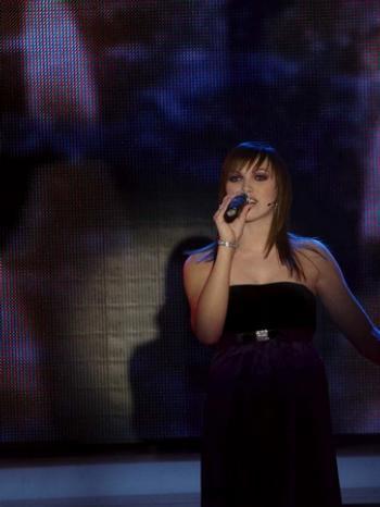 Kamila Nývltová zpívá do mokrofonu