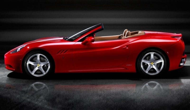 Auto červené barvy Ferrari California