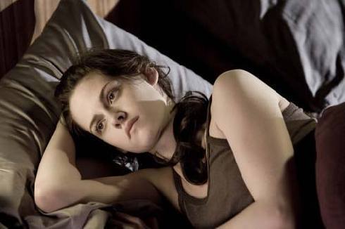 Kristen Stewart leží v tilku na posteli