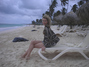 Veronika Machová sedící na plážovém lehátku