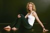 Kristina Kloubková v džínách a triku sedící na zemi