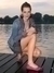 Lenka Zahradnická sedící na mólu u vody