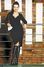 Dana Morávková stojí u zábradlí v černých šatech