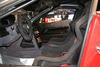 Pohled z boku na vnitřní prostor vozu Ferrari 599XX