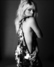 Blonďatá Billie Piper na černobílé fotografii v sexy šatech