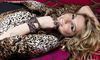 Zpěvačka Kesha Sebert ležící v tygrovaném oblečení