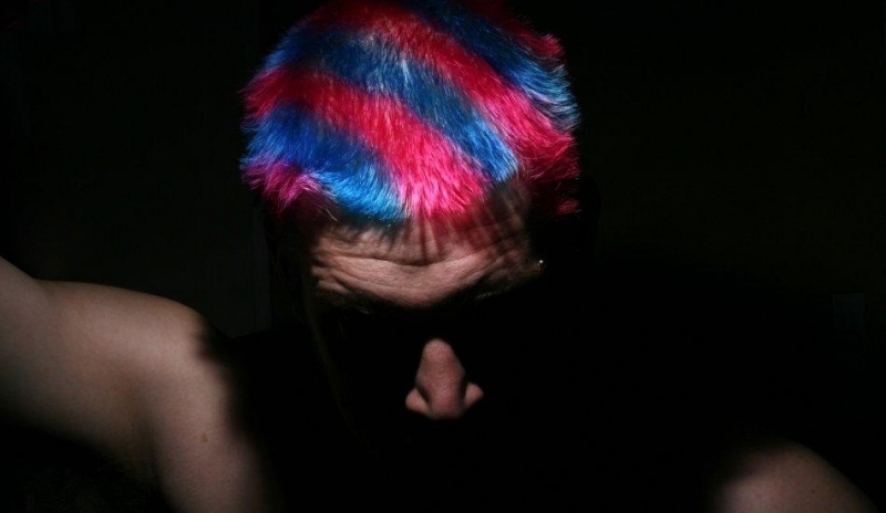 Snímek vlasů s modro růžovými pruhy