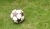 Snímek zobrazující míč na trávníku