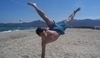 Fotografie muže, který cvičí na pláži