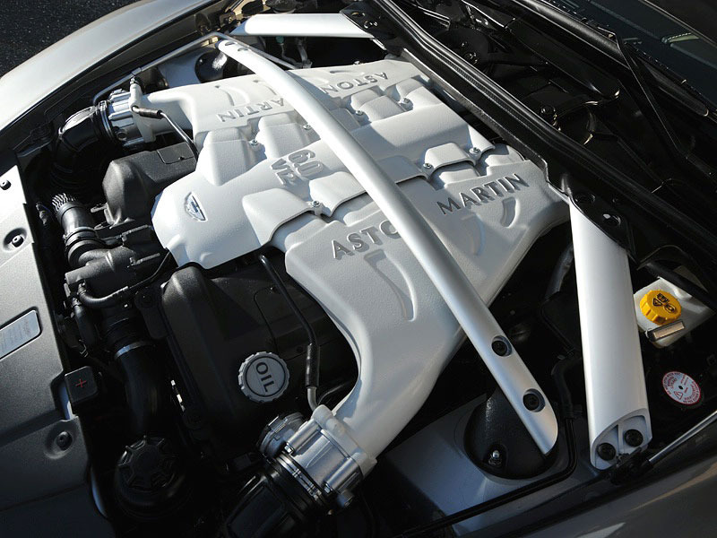 Detailní záběr na motor Aston Martin V12 Vantage