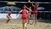 Ženy hrající v písku volejbal