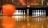Bowlingová žhavá koule se řítí na deset nevinných obětí
