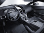 Pohled na vnitřní interiér vozu Aston Martin V12 Vantage