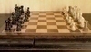 Šachovnice s bílými a černými figurkami