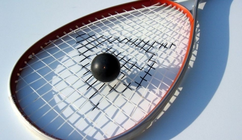 Základní squashové vybavení - raketa a míček
