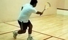Snímek muže hrajícího squash