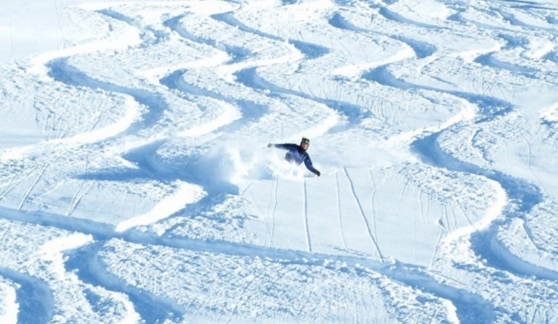 Jízda v hlubokém sněhu je jednou z freerideových disciplín.