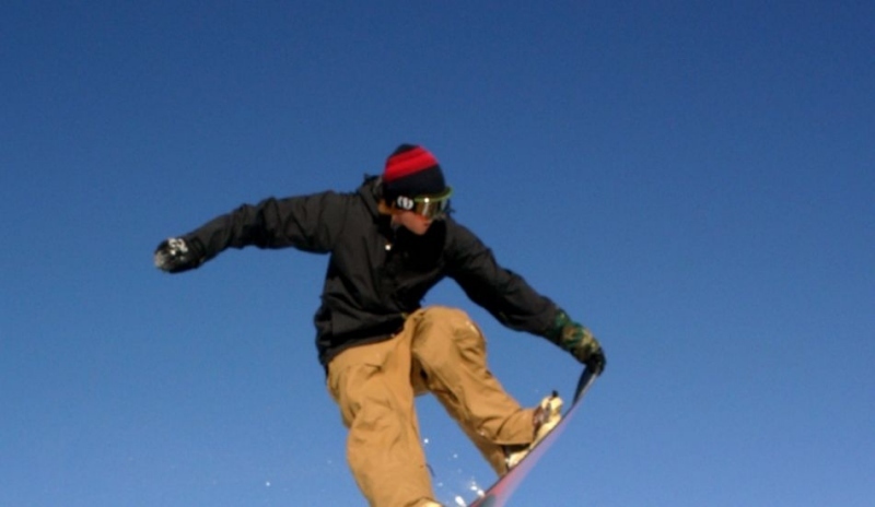 Fotografie muže na snowboardu