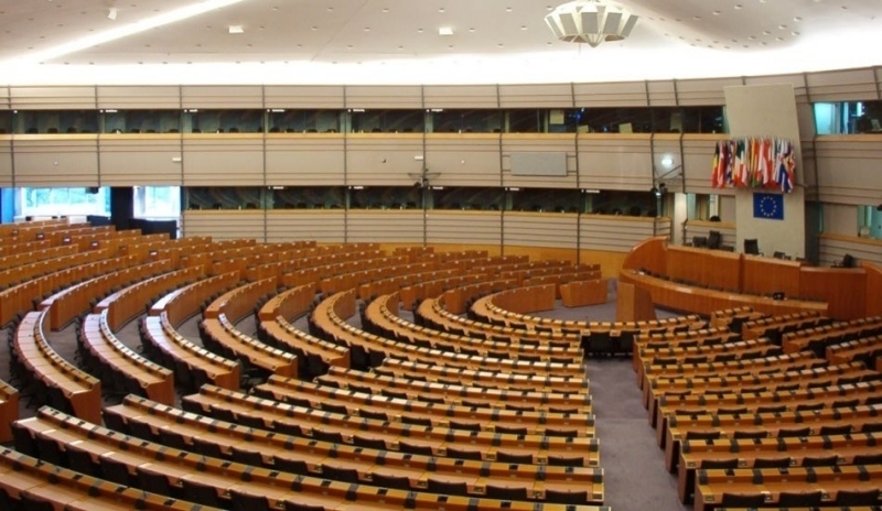 Fotografie zobrazující prázdnou zasedací místnost v parlamentu