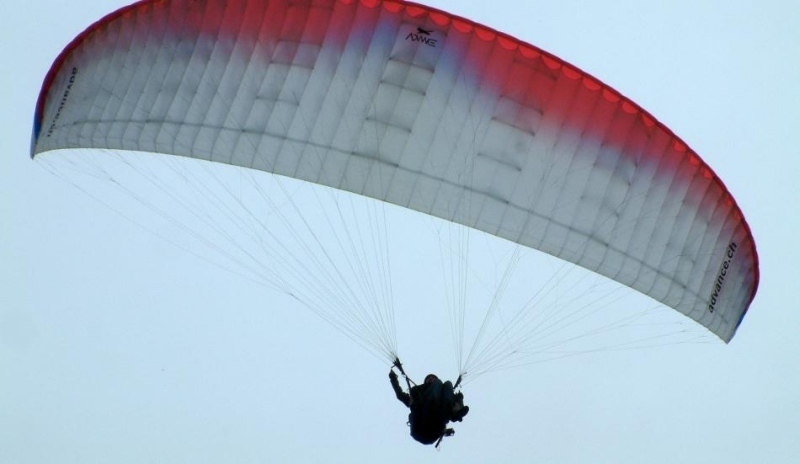 Fotografie zachycující paragliding