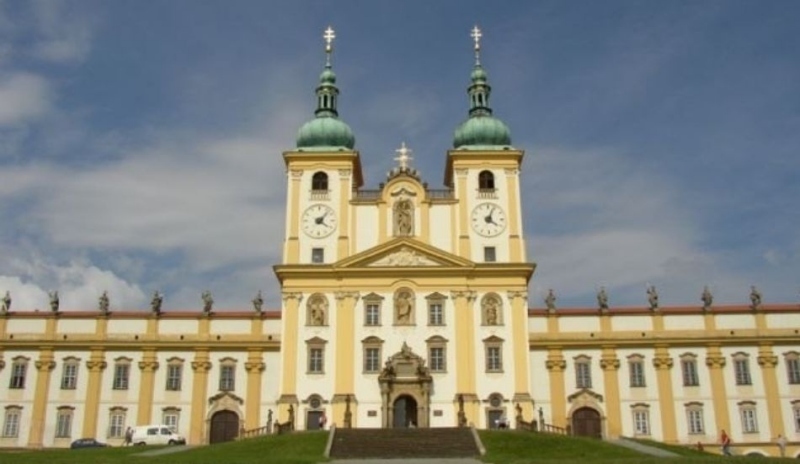 Snímek zobrazující Svatý Kopeček leží 8 km od centra Olomouce