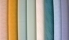 Barvy a různé typy materiálů umožňují zabudovat rolety a žaluzie do jakéhokoliv bytového prostoru