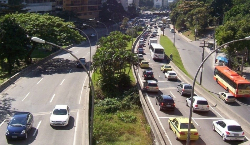 Snímek zachycující silniční dopravu v Brazílii