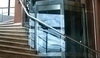 Snímek zobrazující prosklený výtah jako součást interiéru