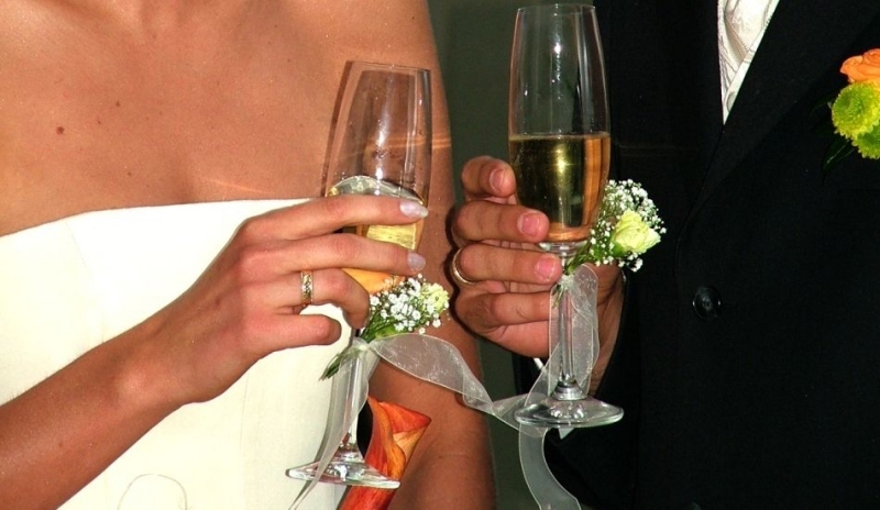 Svatební přípitek ženicha a nevěsty