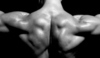 Černobílá fotografie zobrazující mužské svaly