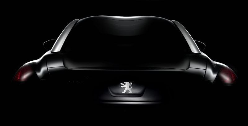 Pohled na Peugeot RCZ stojící ve tmě s osvětleným logem
