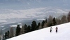 Fotografie dvou lyžařů na sjezdovce