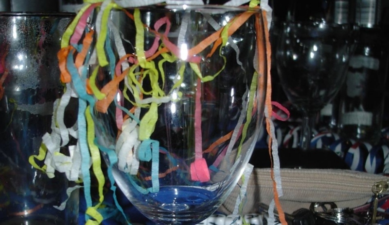 Snímek skleničky s barevnými konfetami