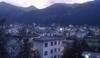 Fotografie městečka Davos v pozadí s vrcholky Alp