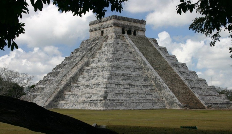 Mayská pyramida z 12. st se nachází v Chichén Itzá a je jednou z mnoha staveb zanechaných starými mexickými civilizacemi.
