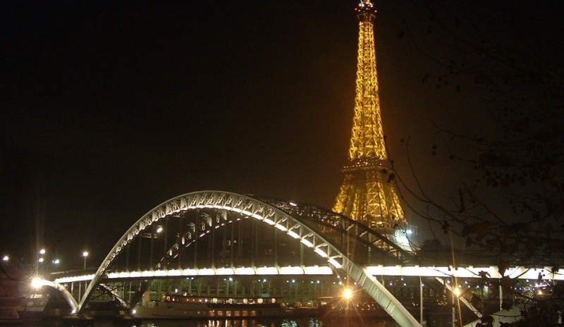 Fotografie Eiffelovy věže v noční Paříži