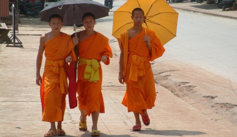 Tři thajci kráčející po ulici