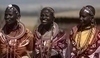 Fotografie tří afrických žen v barevném oblečení s africkými šperky