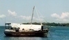 Obrázek lodi kotvící na řece v  Keni