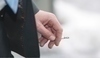 Fotografie muže s cigaretou v ruce