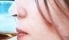 Detailní záběr na ženu se sklenicí u pusy