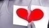 Snímek zobrazující roztržené červené srdce
