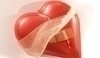 Snímek červeného srdce s náplastí a obvazem