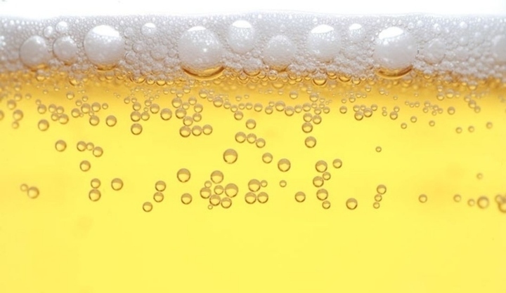 Snímek zobrazuje nealkoholické pivo