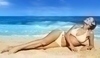 Fotografie ženy v bílých plavkách ležící na pláži